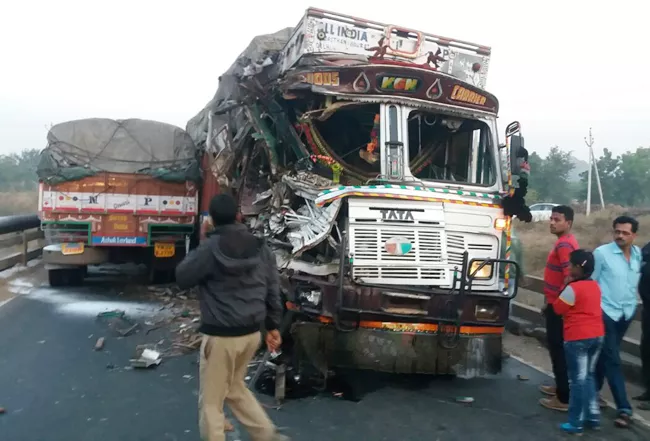 Two kilometers Traffic jam in karmnagar due to accident - Sakshi