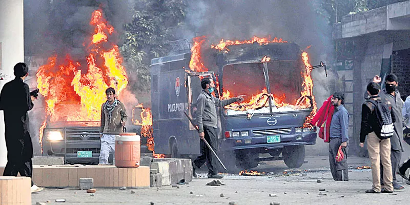 One killed, 150 injured in Islamabad in clashes after security forces step up efforts to disperse protesters - Sakshi - Sakshi - Sakshi - Sakshi