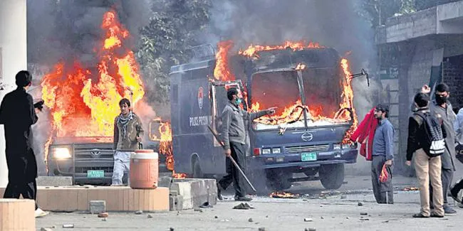 One killed, 150 injured in Islamabad in clashes after security forces step up efforts to disperse protesters - Sakshi