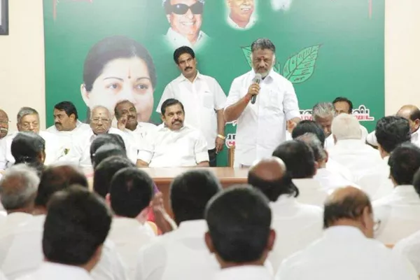 Dinakaran Faction MPs Support to Palani-Panneer faction - Sakshi