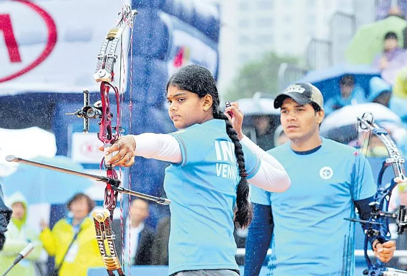 Surekha and Abhishek in final  - Sakshi