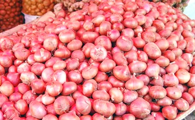 Onion prices skyrocket to Rs 80/kg in Delhi  - Sakshi