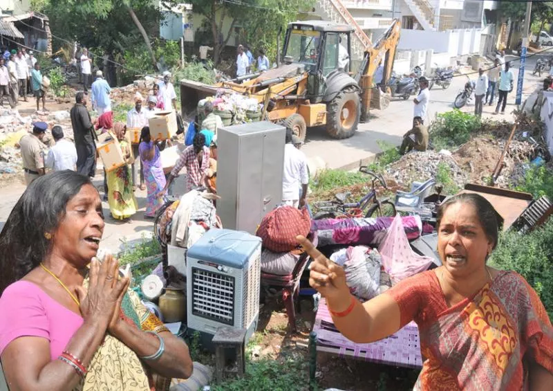 homes collapsed in gaddalagunta temple place stay case still in highcourt - Sakshi