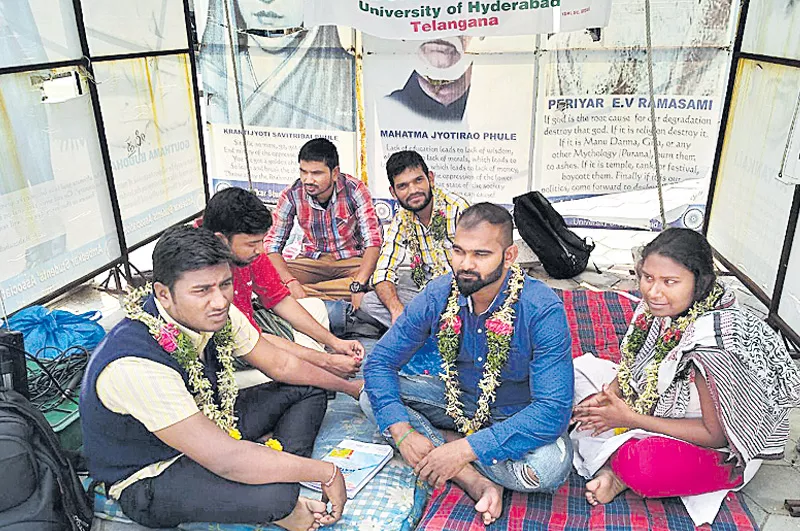  HCU show cause notices to students over Hunger strike - Sakshi