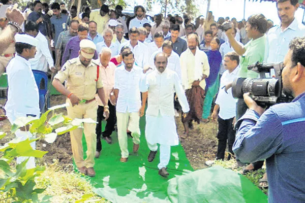 minister somireddy fires on farmers in guntur - Sakshi