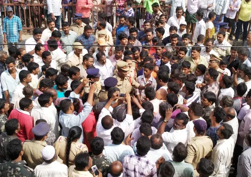 mid night dargah collapsed in mydukur - Sakshi