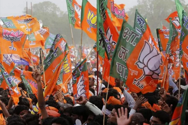 betting market gives 107-110 seats to BJP in Gujarat - Sakshi