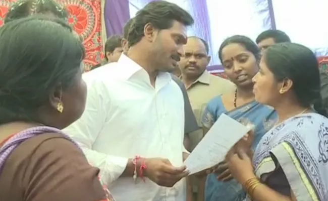 Velugu project animators met ys jagan in PrajaSankalpaYatra - Sakshi