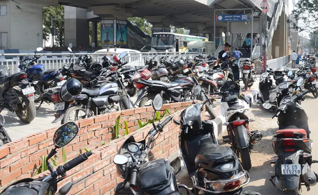 parking problem at Hyderabad metro rail stations - Sakshi