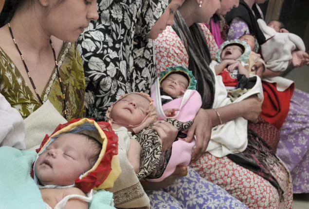 Kerala Councilor Offers Gold Coin to Girl Child Mothers - Sakshi