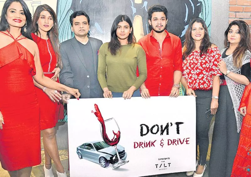 hebah patel and nga ashwin in don't drink drive campaign - Sakshi