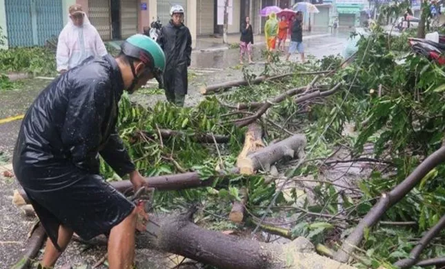 Damrey Typhoon takes people lives in Vietnam - Sakshi