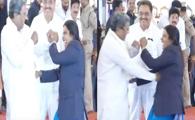 viral video: Karnataka CM Siddaramaiah punch to Mayor Kavita Sanil - Sakshi