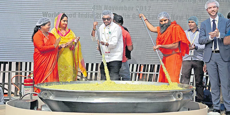 India sets Guinness world record by cooking 918 kg khichdi - Sakshi