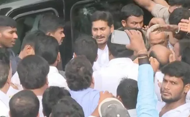 YS Jagan Mohan Reddy Reaches YSR ghat - Sakshi