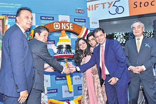 Reliance Nippon 17% profit in listing - Sakshi