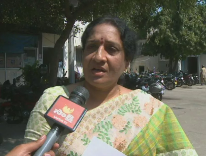 Balaji Naidu Trying to dumped me, says MLC Akula Lalitha - Sakshi