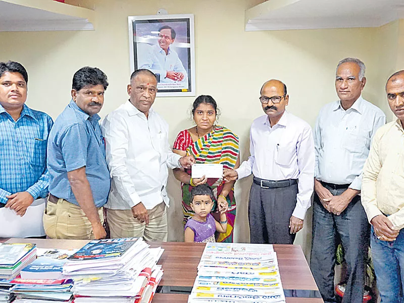 Rs 5 lakh ex gratia given to kin of departed coach k mallesh - Sakshi