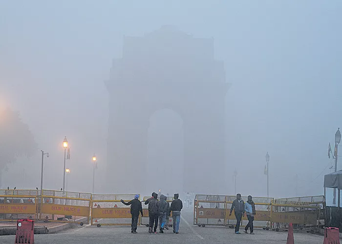 Pollution rises to emergency levels in Delhi - Sakshi