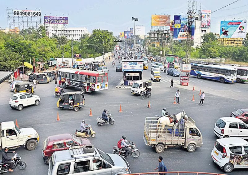 Junctions And Main Roads Expansion In Hyderabad - Sakshi