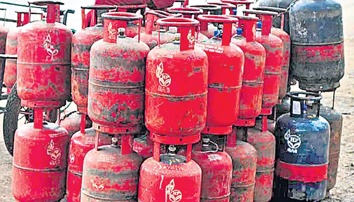 Oil firms skip monthly LPG price hike for the first time in 17 months - Sakshi