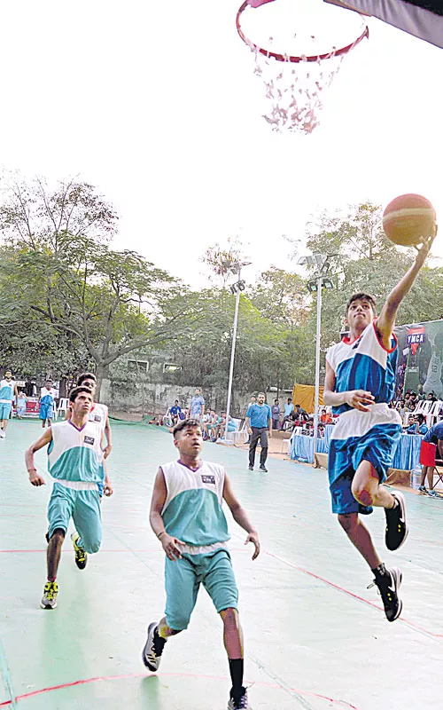 bulls beats hacks in basketball championship - Sakshi