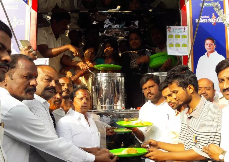 YSRCP Leader Naveen Nischal starts Janata Canteen in Hindupur - Sakshi