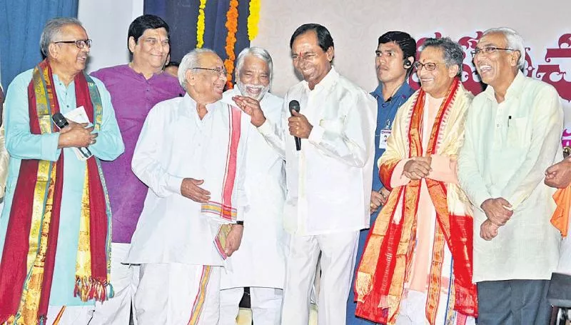 CM KCR Reminds Famous Telugu Poems At World Telugu Conference - Sakshi