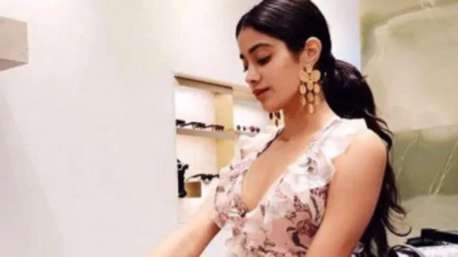 Janhvi Kapoor's viral gym video tells you how to get six-pack abs in 5 mins - Sakshi