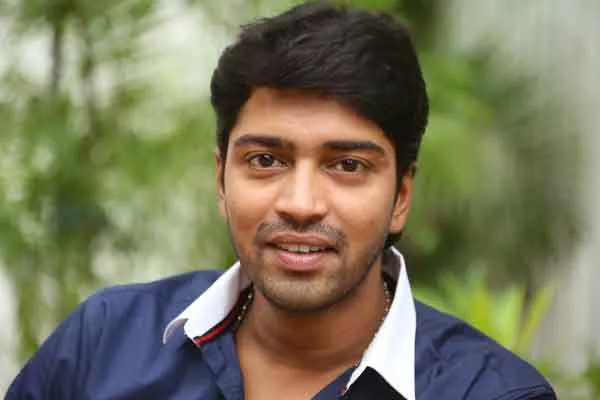 Allari Naresh In Mahesh and Vamsi Paidipalli Movie - Sakshi