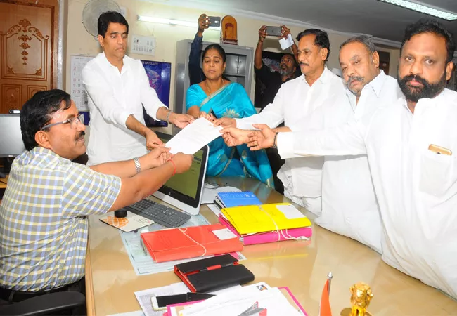 ysrcp leaders meets kurnool collector satyanarayana - Sakshi