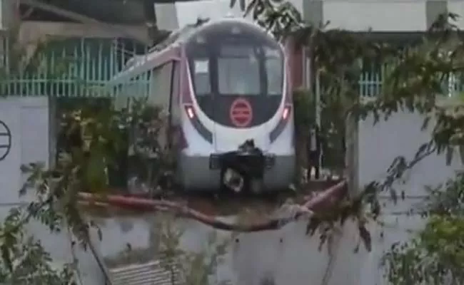 Driverless train of Delhi Metro's Magenta line derails, crashes into wall even before inauguration - Sakshi