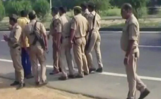 Cops Raid Delhi Ashram - Sakshi