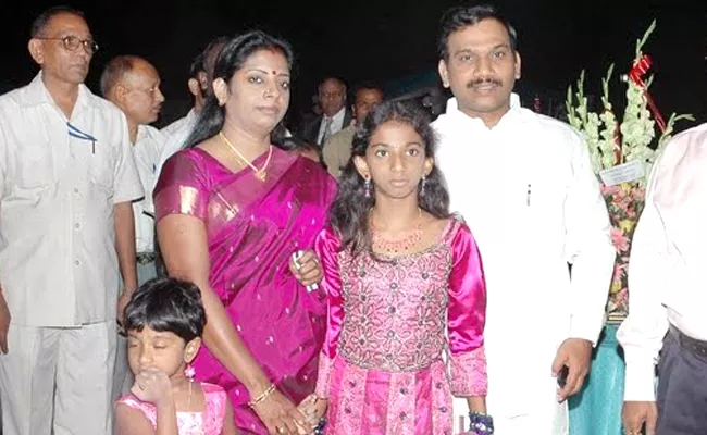 Raja wife and daughter broke down in court  - Sakshi