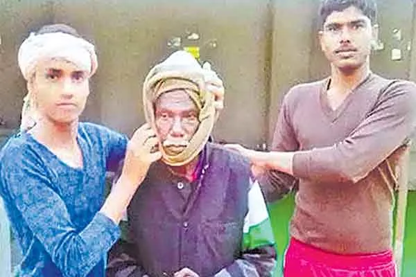 Rae Bareli beggar turns out to be a crorepati trader from Tamil Nadu - Sakshi