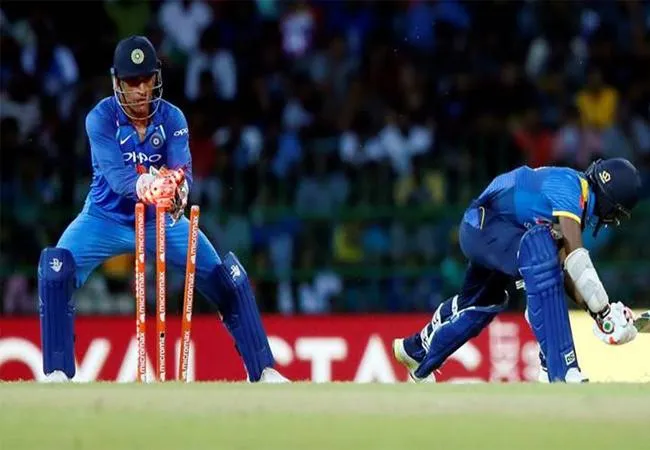 mahendra singh dhoni comes one down in indore t-20 match - Sakshi