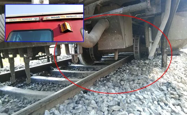 Rayalaseema express derails in Nizamabad - Sakshi