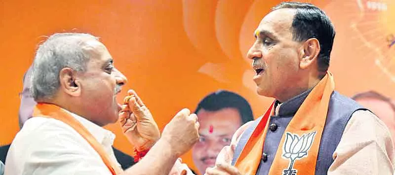 Vijay Rupani returns as Gujarat Chief Minister, Nitin Patel to be Deputy CM - Sakshi