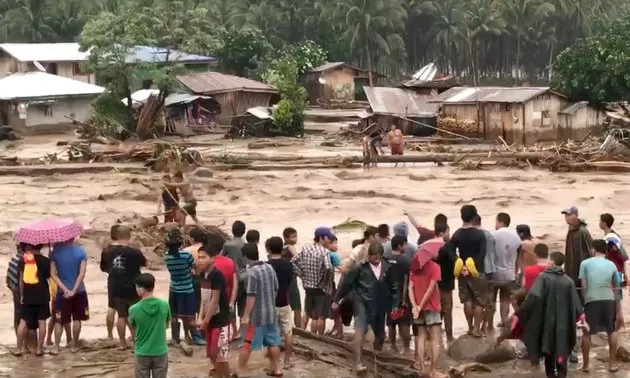 Philippines storm leaves 182 dead, tens of thousands displaced - Sakshi