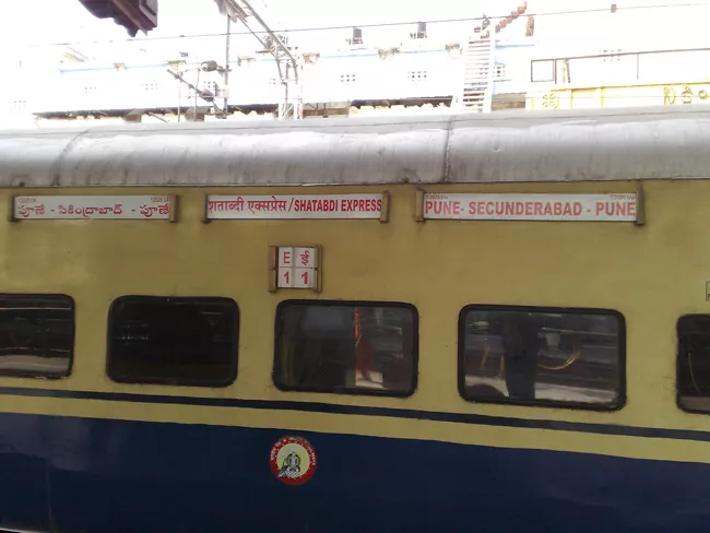 Extra coaches for secunderabad-pune Shatabdi express - Sakshi