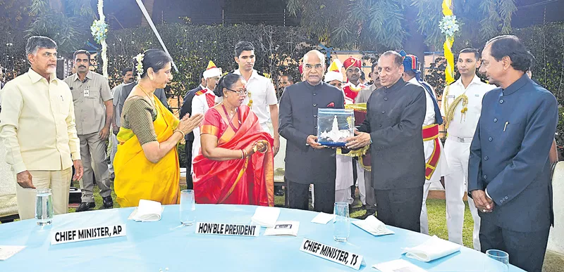 Governor Narasimhan hosts dinner for President at Raj Bhavan - Sakshi