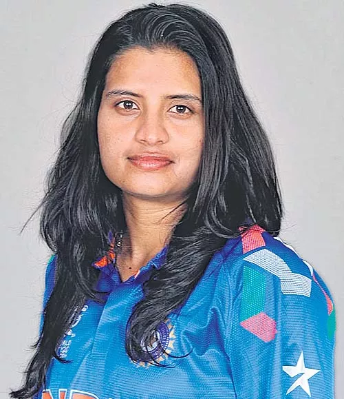 Sravanthi naidu taken over as hyderabad t20 womens team captain - Sakshi