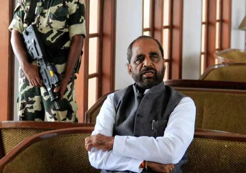 Join Naxals, will shoot you: Union Minister Hansraj Ahir to doctors skipping hospital event - Sakshi