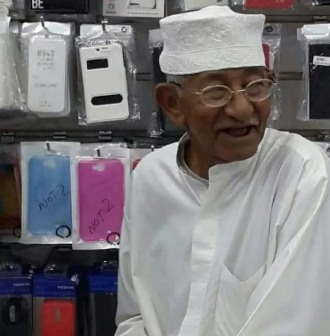  Gandhi in karachi mobile market - Sakshi