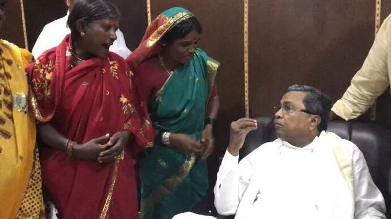 Siddaramaiah throws dinner party for Rs 10 lakh - Sakshi