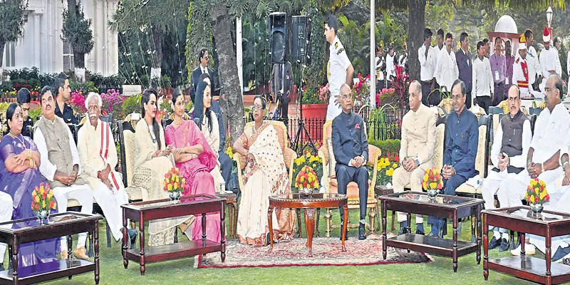 'at home' in presidential palace - Sakshi