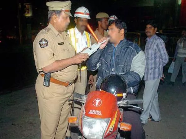 police hunting drunk drivers full night on december 31st - Sakshi