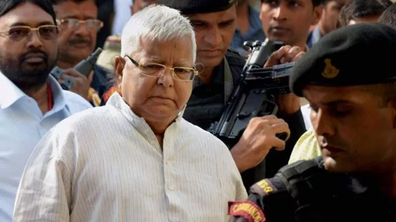 Lalu’s kingship intact in jail, spends leisure time with debates over snacks - Sakshi