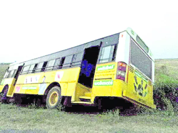 passengers safe in rtc bus out of control - Sakshi