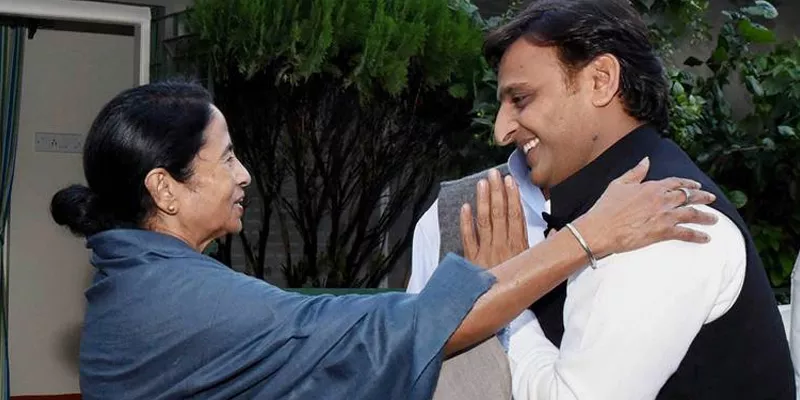 Akhilesh Yadav meets Mamata Banerjee, fuels speculation about a front - Sakshi